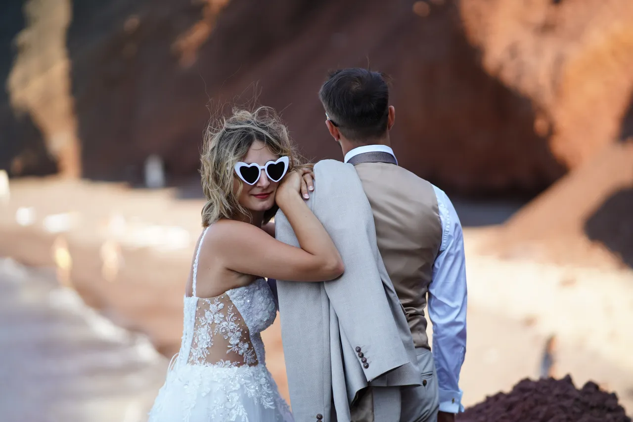 Uśmiechnięta para na tle skał Santorini