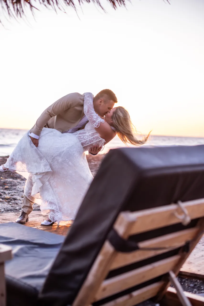 Panna młoda w ruchu na plaży o złotej godzinie