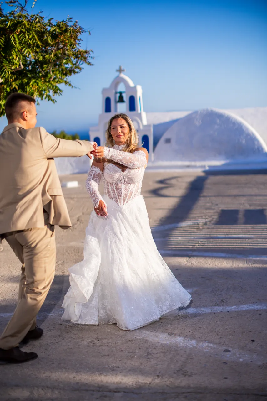 Para tańcząca na placu wśród białej architektury