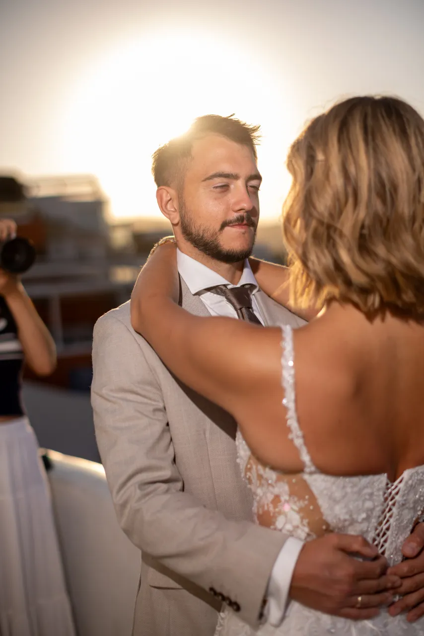 Czuły portret pary w ostrym świetle Santorini