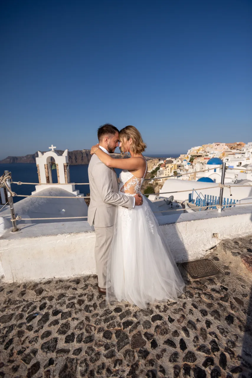 Para obejmująca się nad kamienną uliczką Santorini